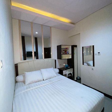 Hotel Dekost Madiun Exterior foto